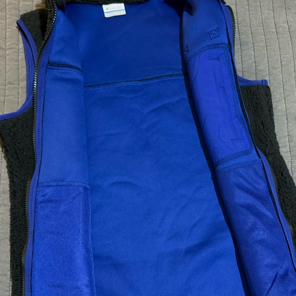 Columbia Women’s Black and Blue Fleece Vest EUC - Picture 6 of 6